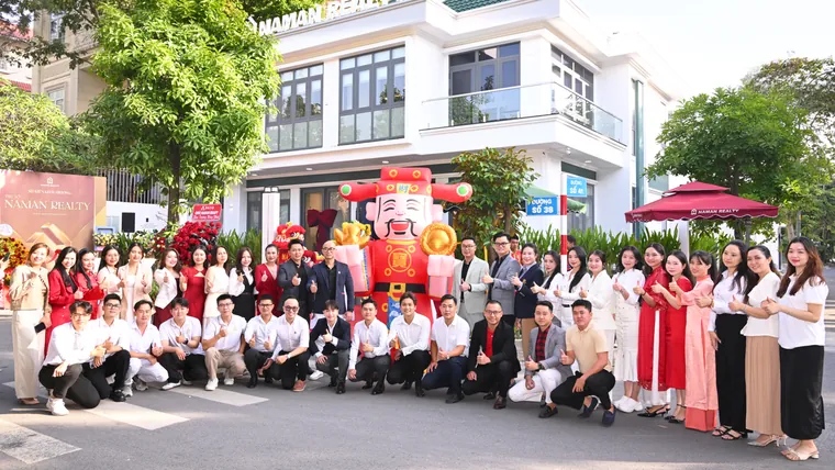 Toàn thể nhân sự NamAn Realty trước trụ sở mới trong ngày khánh thành