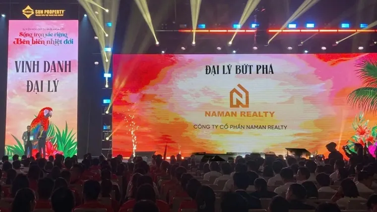 Sân khấu lễ vinh danh Đại lý bứt phá, màn hình hiển thị Công ty Cổ phần NamAn Realty