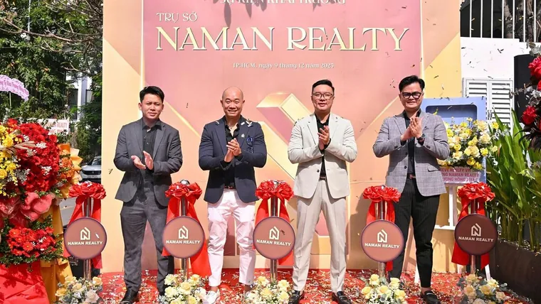 Ban lãnh đạo NamAn Realty cắt băng khánh thành trụ sở mới tại TP.HCM