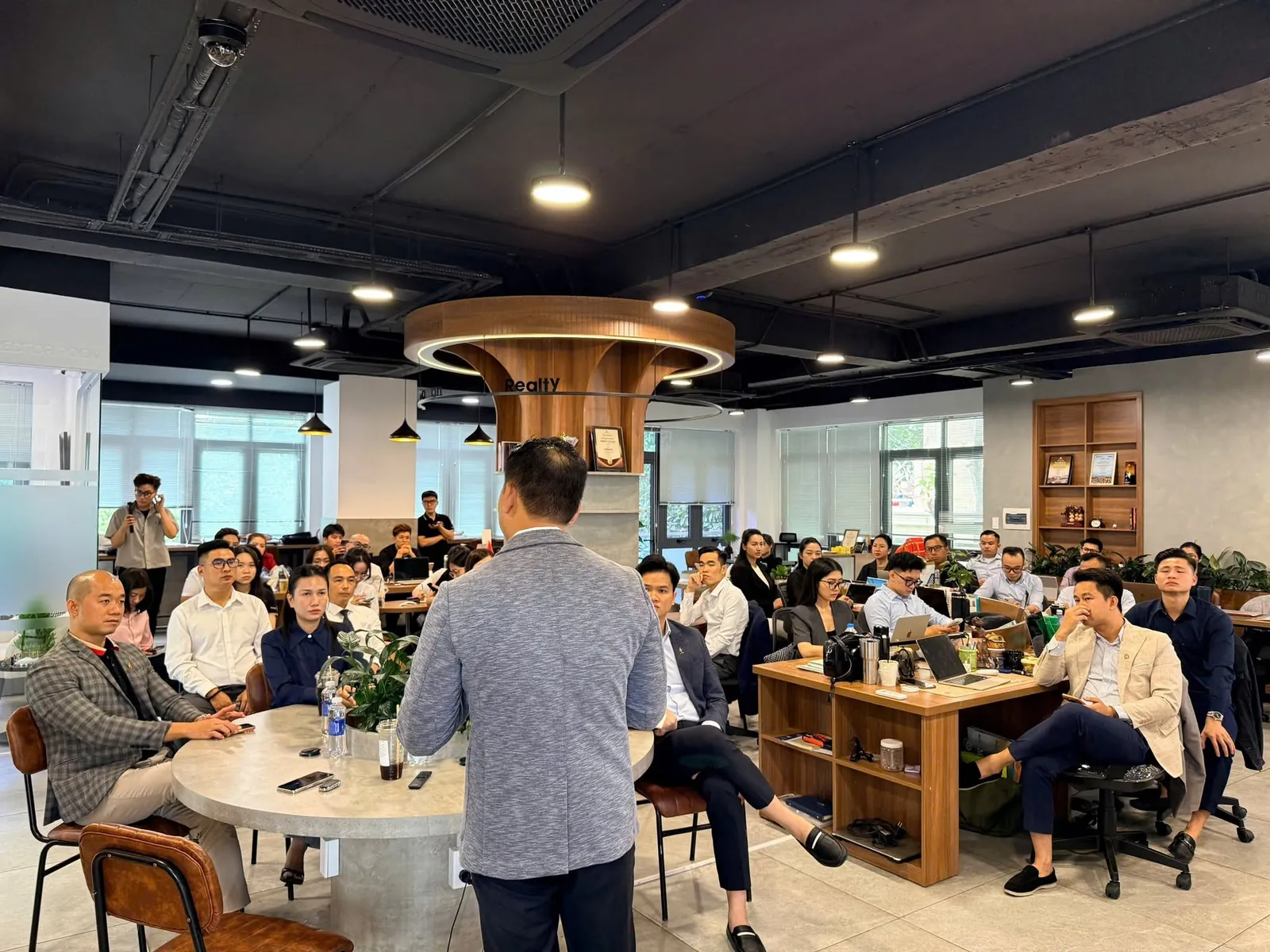 Đội ngũ kinh doanh NamAn Realty tham dự buổi chia sẻ về Blanca City tại văn phòng công ty