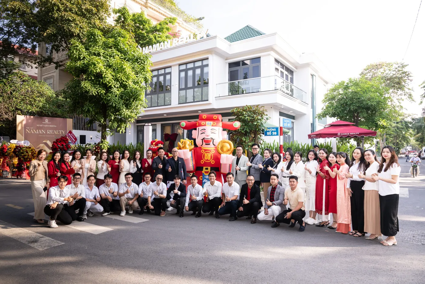 Đội ngũ chuyên viên NamAn Realty tại trụ sở TP.HCM