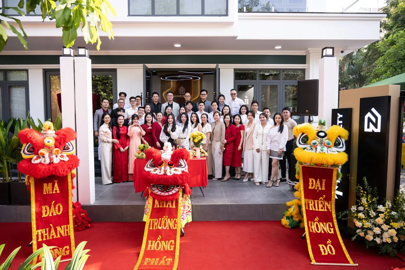 Tập thể NamAn Realty trước trụ sở mới tại phường An Khánh, TP.HCM