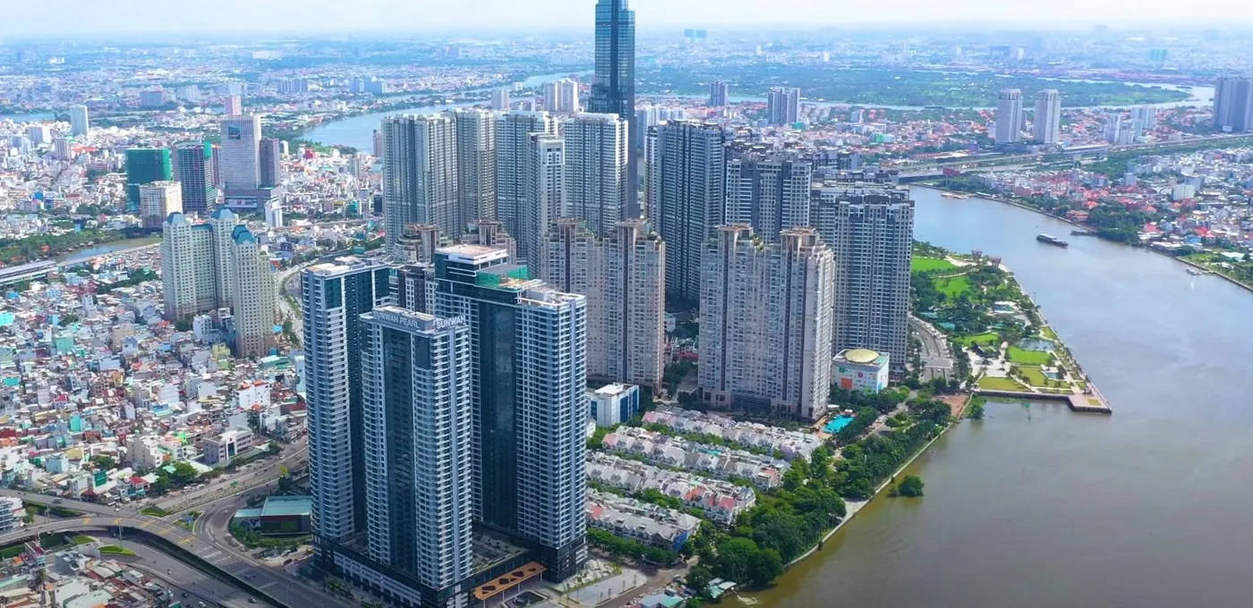Toàn cảnh Sunwah Pearl bên sông Sài Gòn, phía sau là Saigon Pearl và Landmark 81