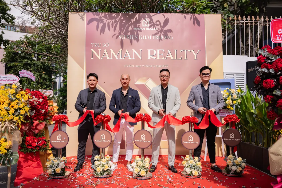 Ban lãnh đạo NamAn Realty cắt băng khánh thành trụ sở mới sáng 09/12/2025