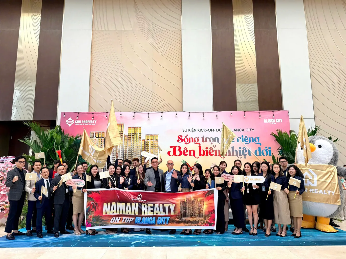 Đội ngũ NamAn Realty cùng băng rôn NamAn Realty On Top Blanca City tại lễ kick-off dự án