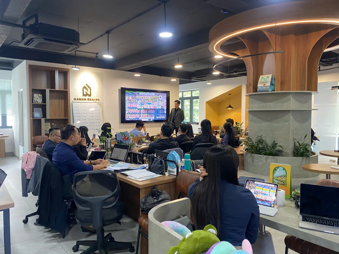 Không gian làm việc tại văn phòng NamAn Realty, đội ngũ kinh doanh đang làm việc